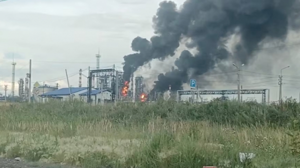 Крупнейший российский нефтеперерабатывающий завод прекращает переработку после атаки беспилотника, сообщают источники