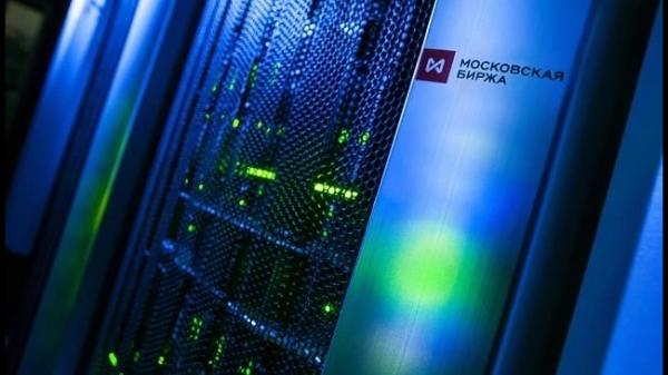 Индекс Мосбиржи упал ниже 2100 пунктов на фоне атаки на Ozon и дешевеющей нефти
