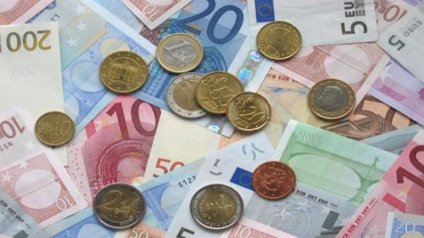 Внебиржевой евро поднялся выше 100 рублей