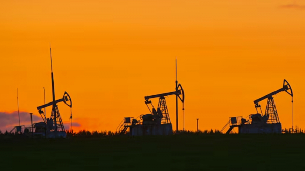 Доходы России от продажи нефти падают, несмотря на резкий рост цен, поскольку добыча снижается, а рубль укрепляется